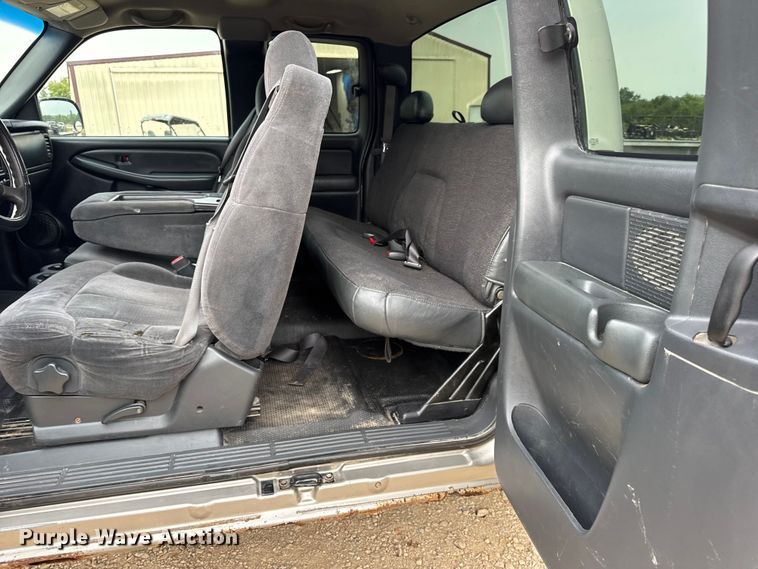 image for item DO2235 2001 Chevrolet Silverado 1500 Ext. Cab pickup truck
