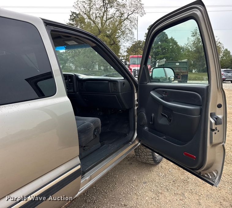 image for item DO2235 2001 Chevrolet Silverado 1500 Ext. Cab pickup truck