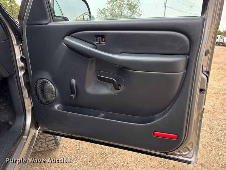 image for item DO2235 2001 Chevrolet Silverado 1500 Ext. Cab pickup truck