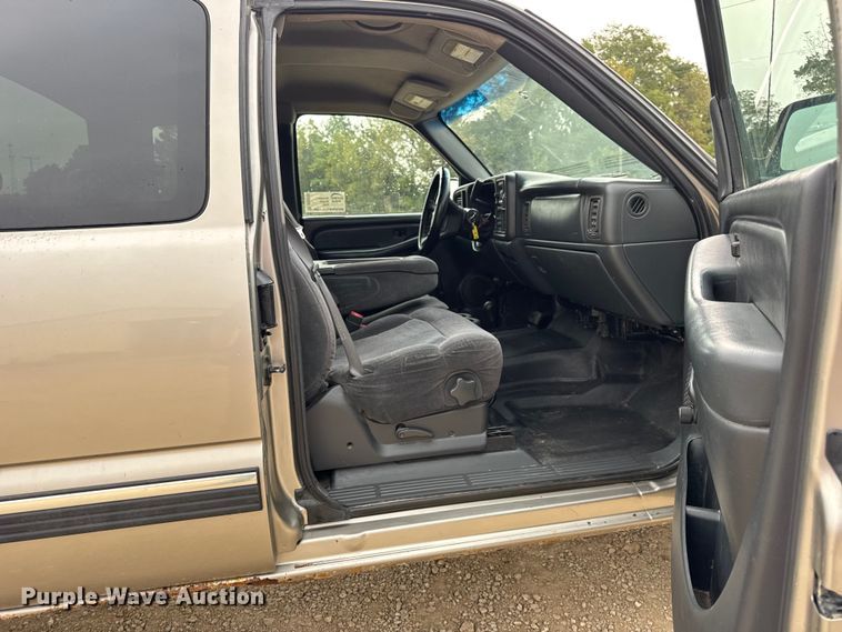 image for item DO2235 2001 Chevrolet Silverado 1500 Ext. Cab pickup truck