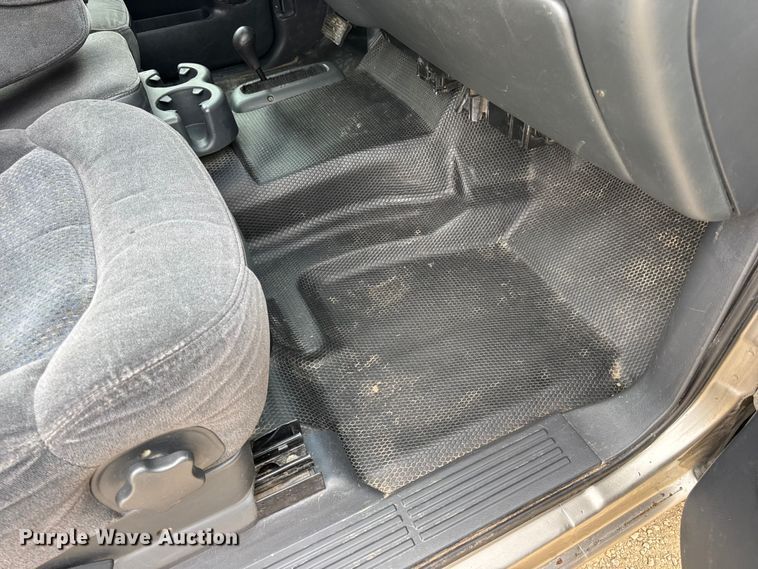 image for item DO2235 2001 Chevrolet Silverado 1500 Ext. Cab pickup truck