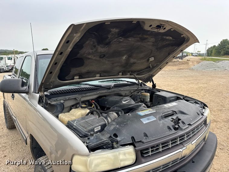 image for item DO2235 2001 Chevrolet Silverado 1500 Ext. Cab pickup truck