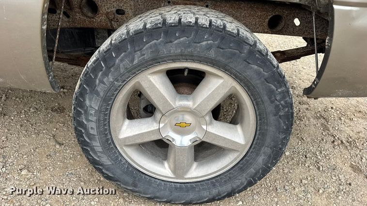 image for item DO2235 2001 Chevrolet Silverado 1500 Ext. Cab pickup truck