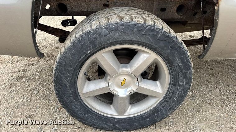 image for item DO2235 2001 Chevrolet Silverado 1500 Ext. Cab pickup truck