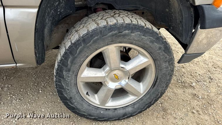 image for item DO2235 2001 Chevrolet Silverado 1500 Ext. Cab pickup truck