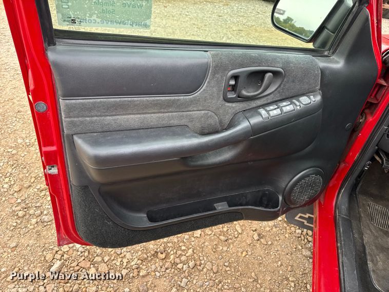 image for item DO2237 2000 Chevrolet Blazer LS SUV