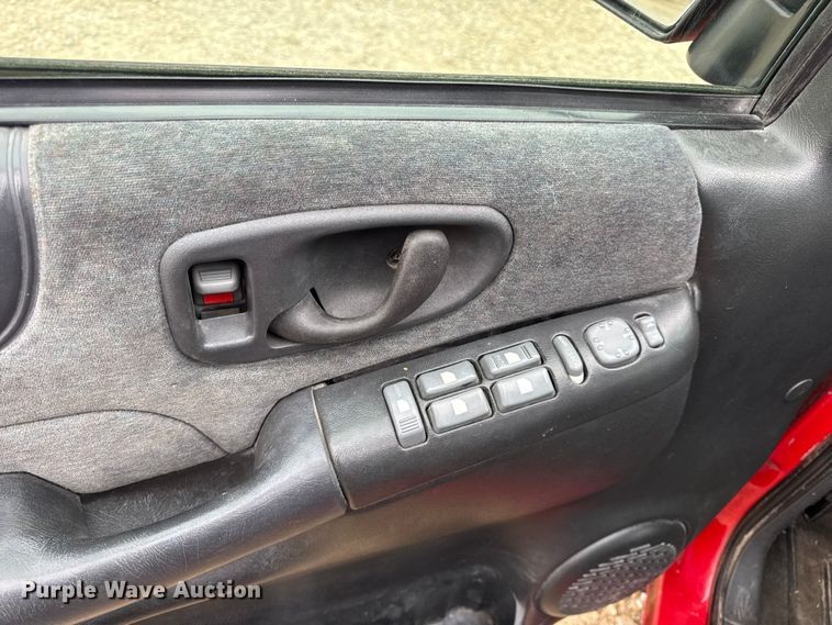 image for item DO2237 2000 Chevrolet Blazer LS SUV