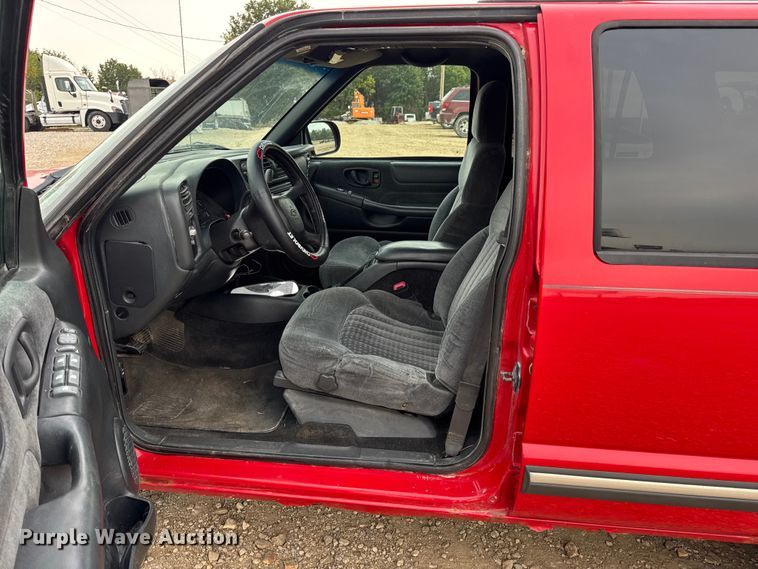 image for item DO2237 2000 Chevrolet Blazer LS SUV