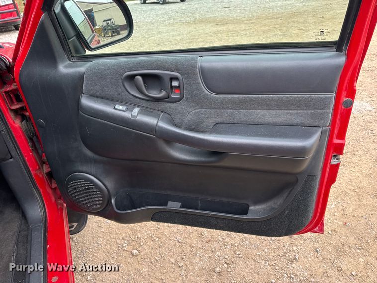 image for item DO2237 2000 Chevrolet Blazer LS SUV