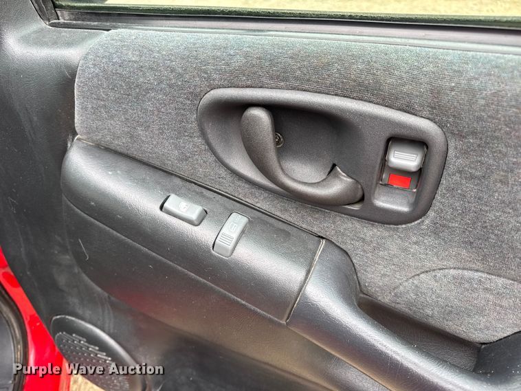 image for item DO2237 2000 Chevrolet Blazer LS SUV