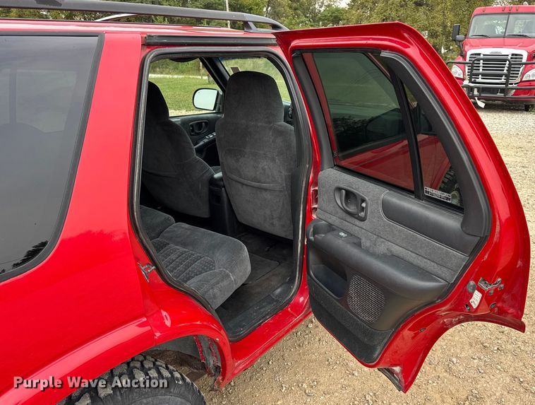 image for item DO2237 2000 Chevrolet Blazer LS SUV