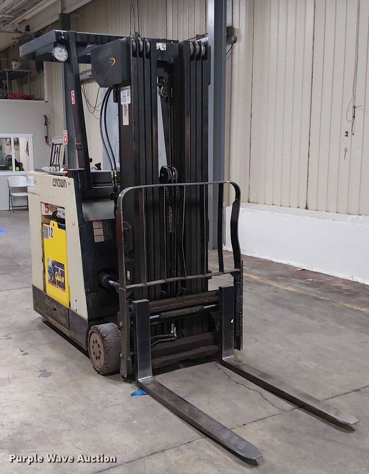 image for item DT6297 crown Cascade sideshifter forklift