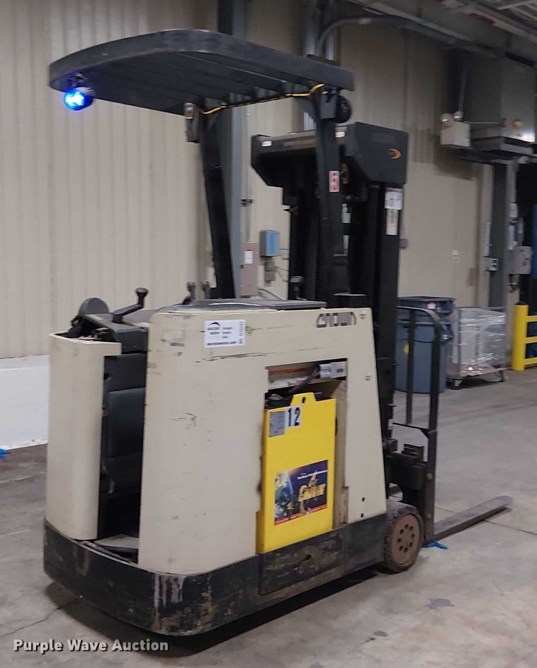 image for item DT6297 crown Cascade sideshifter forklift