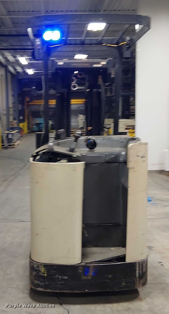 image for item DT6297 crown Cascade sideshifter forklift