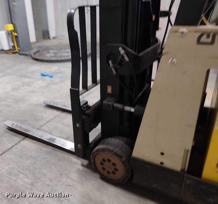 image for item DT6297 crown Cascade sideshifter forklift