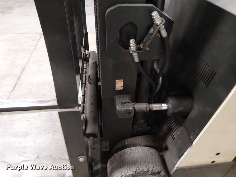 image for item DT6297 crown Cascade sideshifter forklift