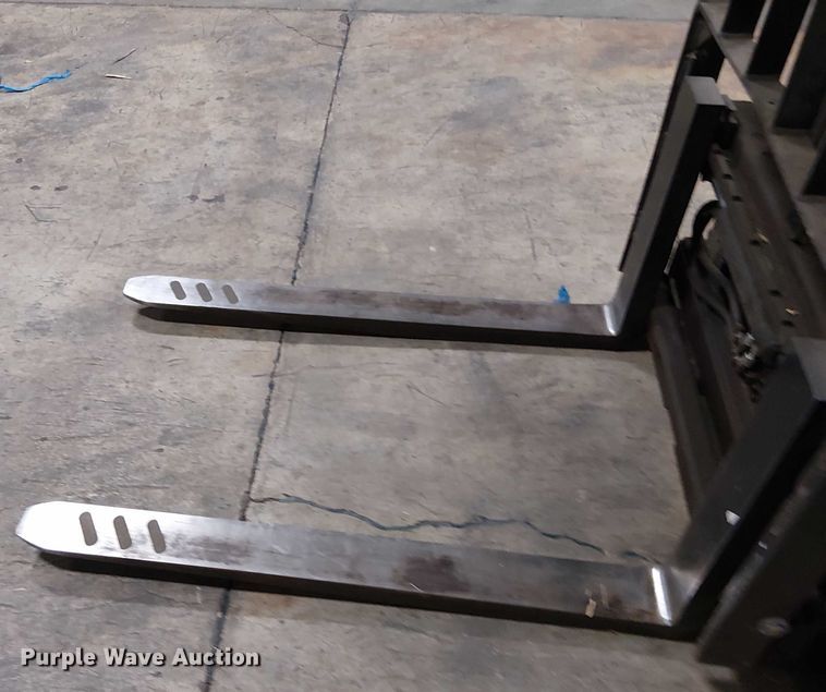 image for item DT6297 crown Cascade sideshifter forklift