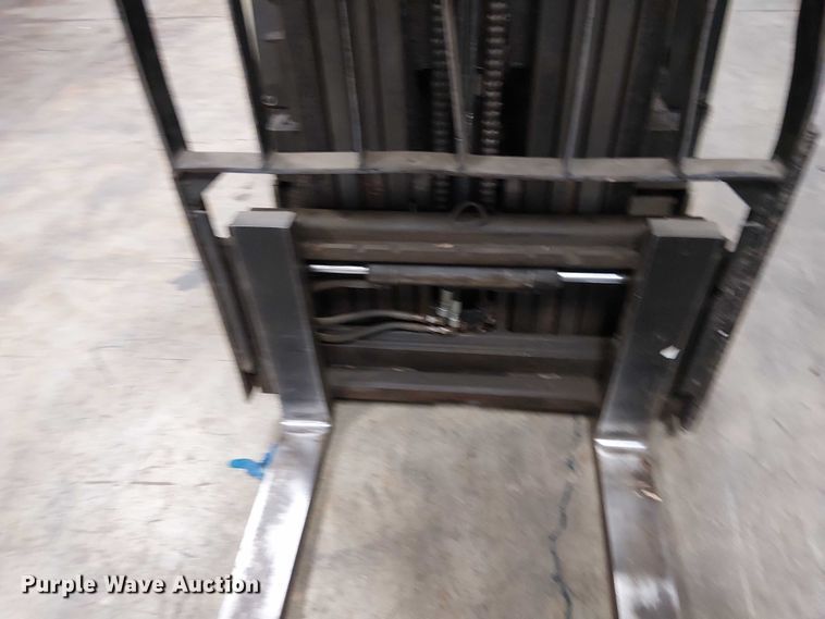 image for item DT6297 crown Cascade sideshifter forklift