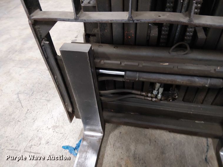 image for item DT6297 crown Cascade sideshifter forklift