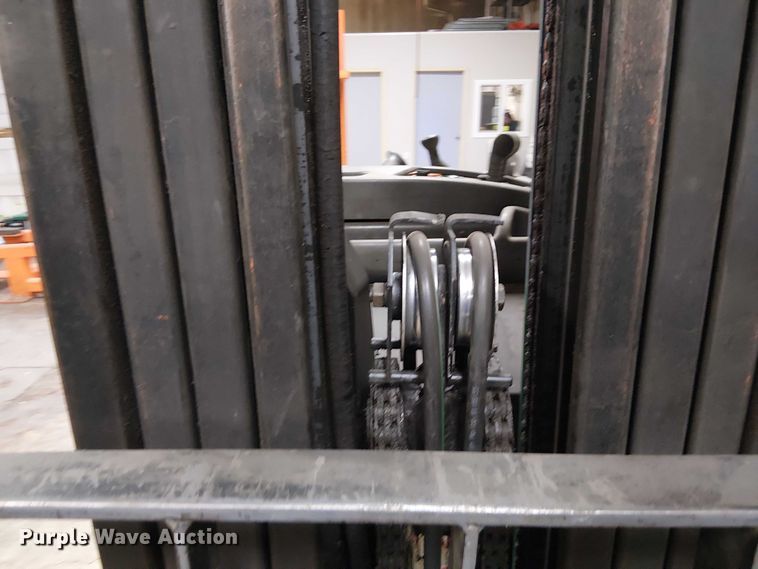 image for item DT6297 crown Cascade sideshifter forklift