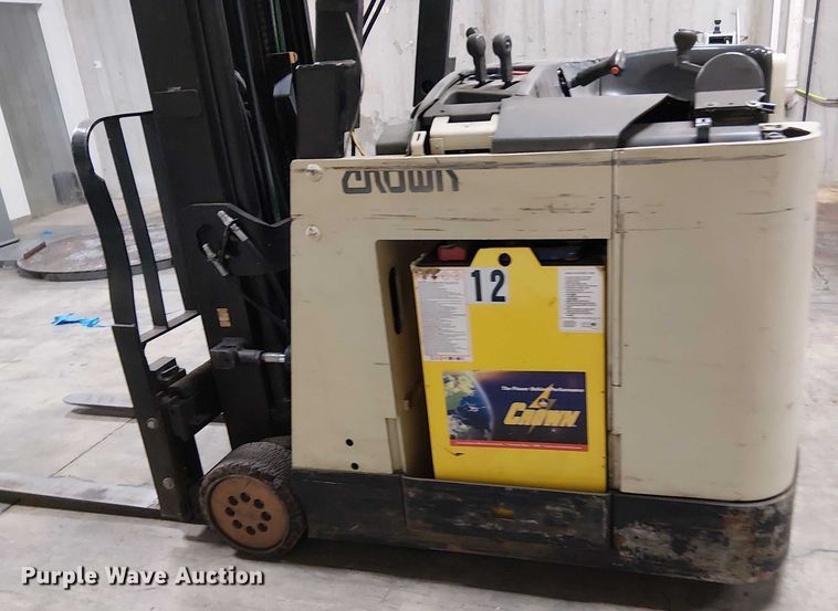 image for item DT6297 crown Cascade sideshifter forklift
