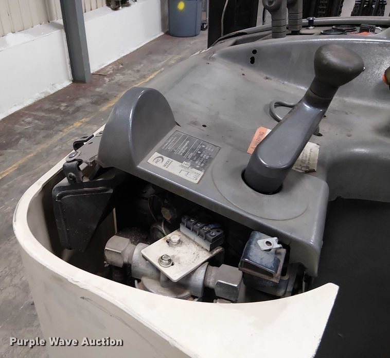 image for item DT6297 crown Cascade sideshifter forklift