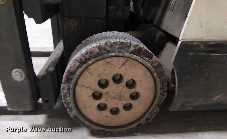 image for item DT6297 crown Cascade sideshifter forklift