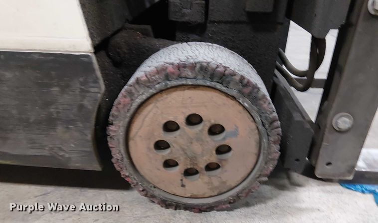 image for item DT6297 crown Cascade sideshifter forklift