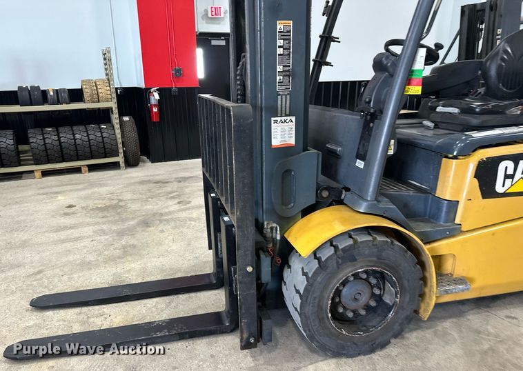 image for item DT6371 Caterpillar EP10000 forklift