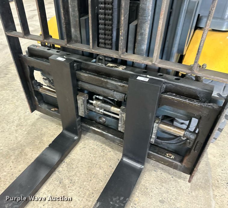 image for item DT6371 Caterpillar EP10000 forklift