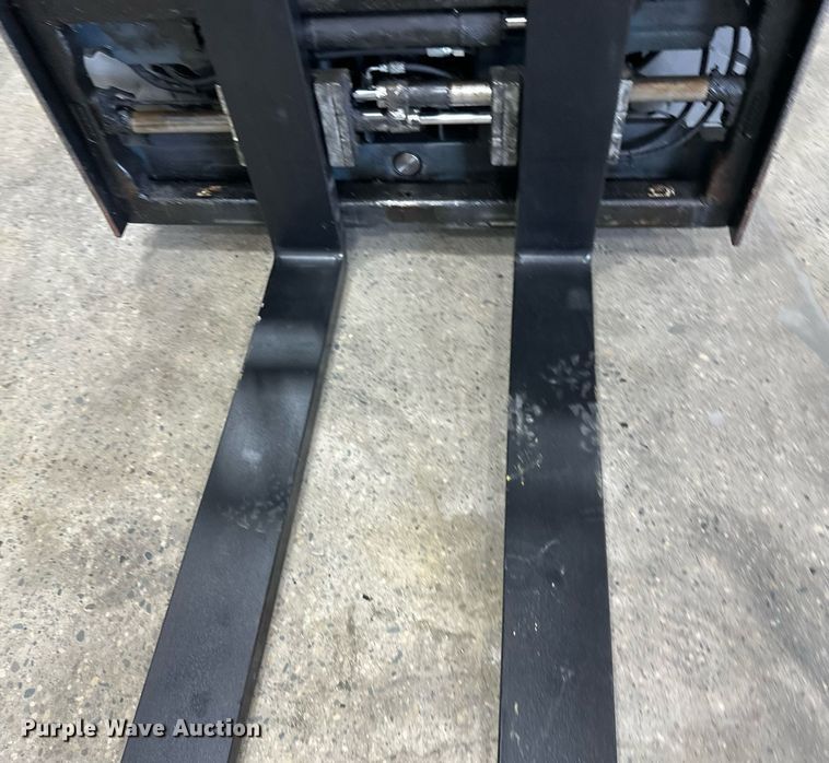 image for item DT6371 Caterpillar EP10000 forklift