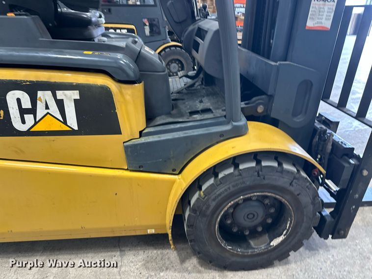 image for item DT6371 Caterpillar EP10000 forklift