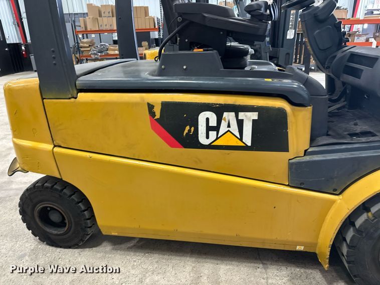 image for item DT6371 Caterpillar EP10000 forklift