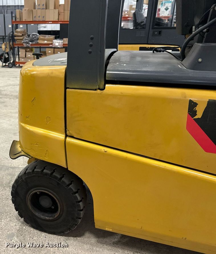 image for item DT6371 Caterpillar EP10000 forklift