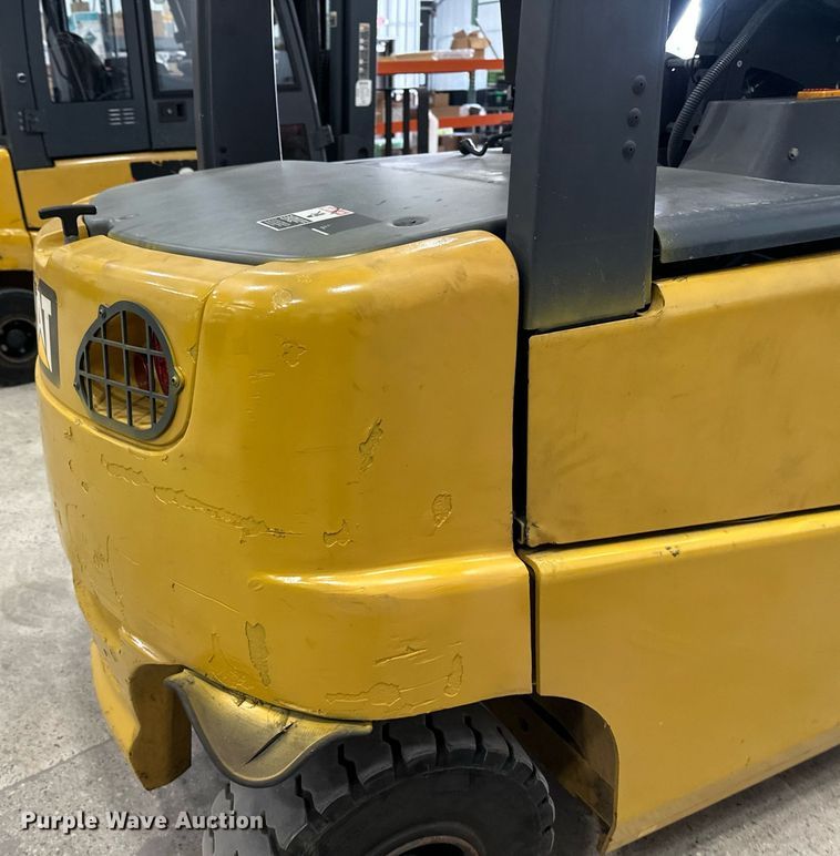 image for item DT6371 Caterpillar EP10000 forklift