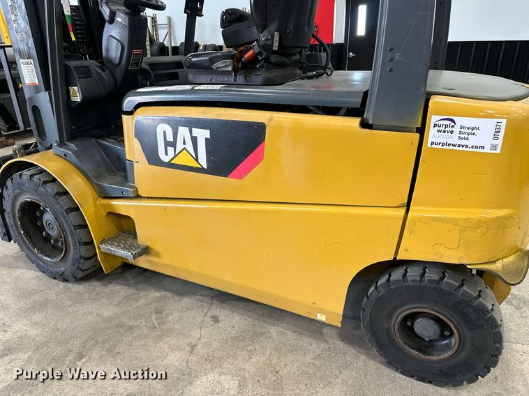 image for item DT6371 Caterpillar EP10000 forklift