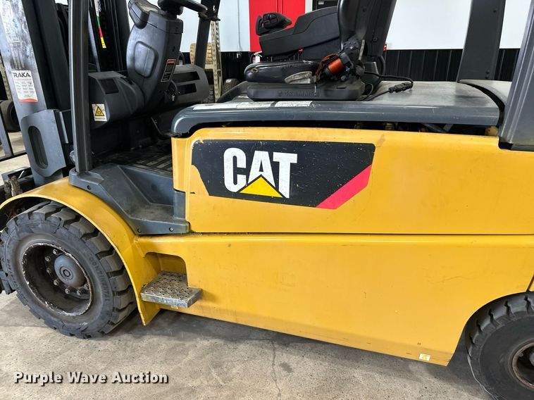 image for item DT6371 Caterpillar EP10000 forklift