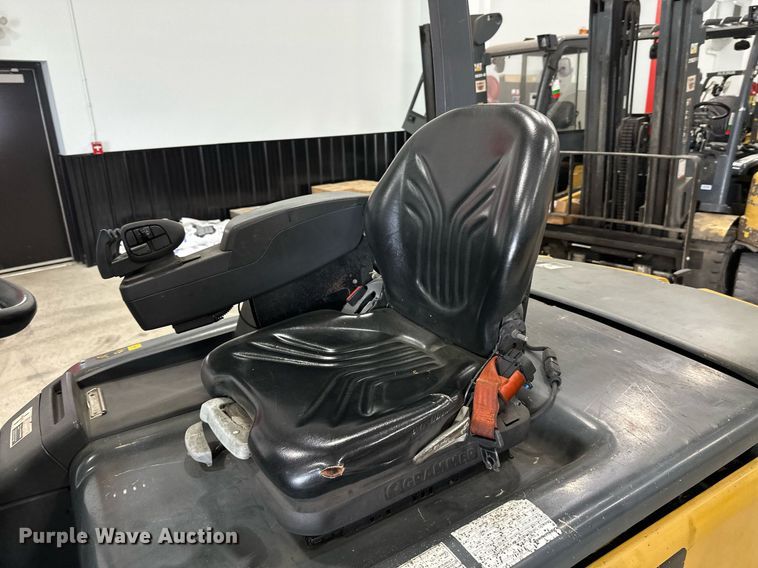 image for item DT6371 Caterpillar EP10000 forklift