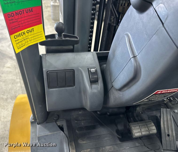 image for item DT6371 Caterpillar EP10000 forklift