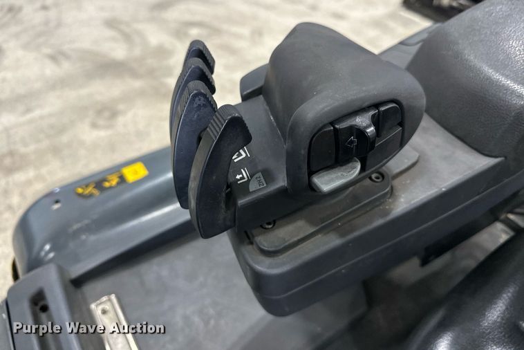 image for item DT6371 Caterpillar EP10000 forklift