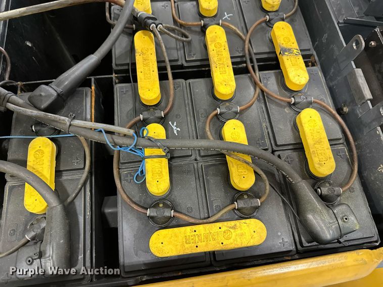 image for item DT6371 Caterpillar EP10000 forklift