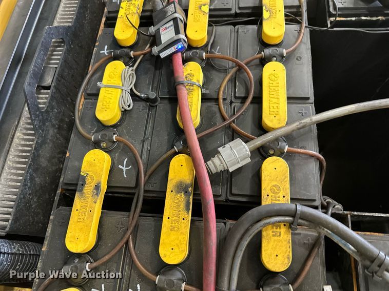 image for item DT6371 Caterpillar EP10000 forklift