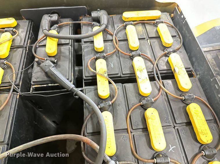 image for item DT6371 Caterpillar EP10000 forklift