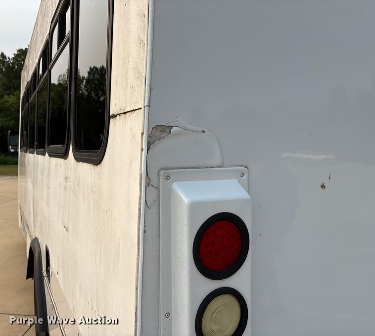 image for item DU1298 2008 Ford E450 shuttle bus