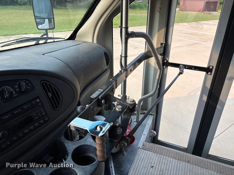 image for item DU1298 2008 Ford E450 shuttle bus