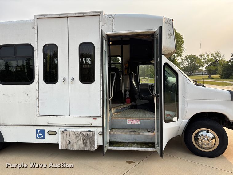 image for item DU1298 2008 Ford E450 shuttle bus