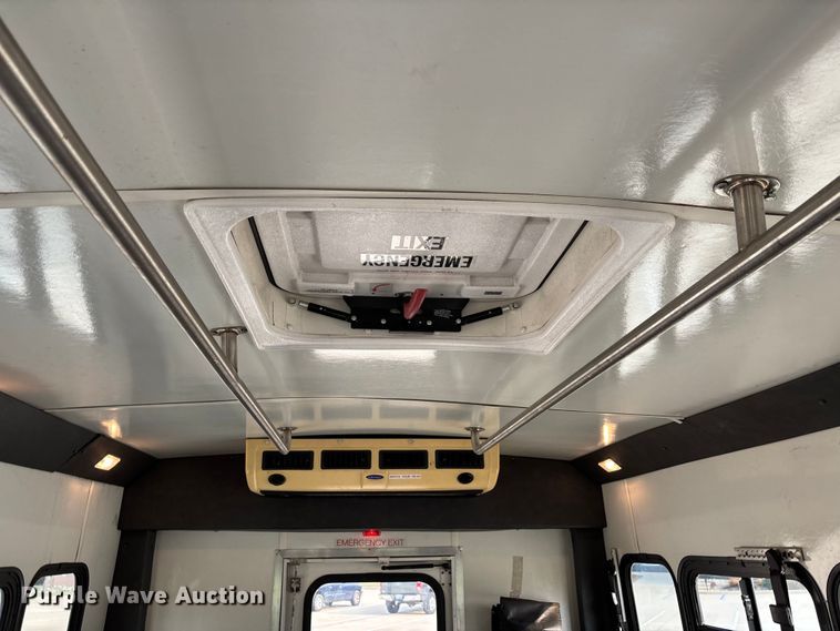 image for item DU1298 2008 Ford E450 shuttle bus