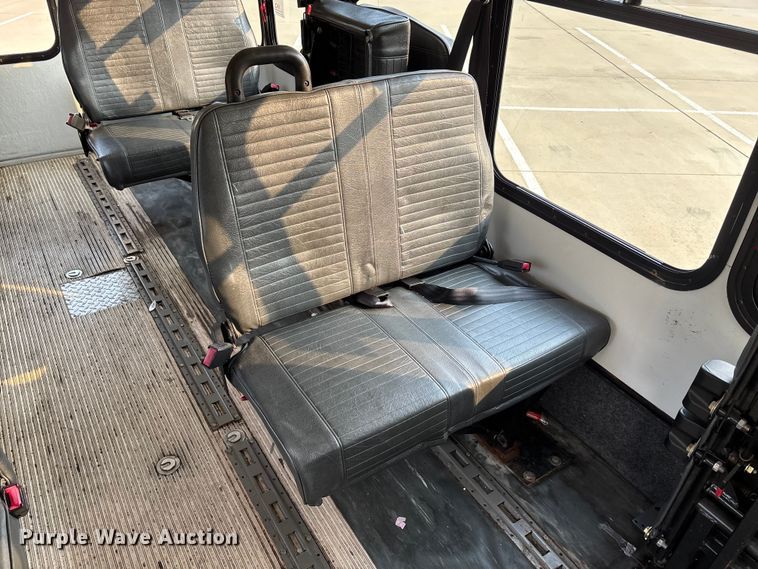 image for item DU1298 2008 Ford E450 shuttle bus