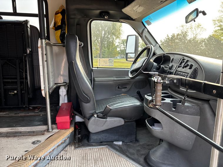 image for item DU1298 2008 Ford E450 shuttle bus