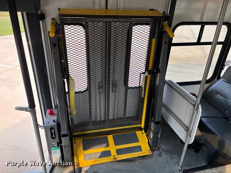 image for item DU1298 2008 Ford E450 shuttle bus